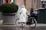 Amsterdam 25 augustus 2020
Herma Krabbe met haar fiets en been in verband op de cornelis schuytstraat.