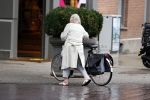 Amsterdam 25 augustus 2020
Herma Krabbe met haar fiets en been in verband op de cornelis schuytstraat.
