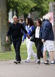 Amsterdam 23 augustus 2020
Humberto Tan met zijn vrouw Inekeen twee  van hun kinderen op het museumplein.