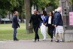 Amsterdam 23 augustus 2020
Humberto Tan met zijn vrouw Inekeen twee  van hun kinderen op het museumplein.