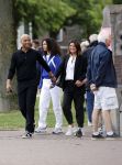 Amsterdam 23 augustus 2020
Humberto Tan met zijn vrouw Inekeen twee  van hun kinderen op het museumplein.