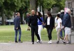 Amsterdam 23 augustus 2020
Humberto Tan met zijn vrouw Inekeen twee  van hun kinderen op het museumplein.