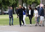 Amsterdam 23 augustus 2020
Humberto Tan met zijn vrouw Inekeen twee  van hun kinderen op het museumplein.
