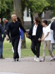 Amsterdam 23 augustus 2020
Humberto Tan met zijn vrouw Inekeen twee  van hun kinderen op het museumplein.
