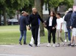 Amsterdam 23 augustus 2020
Humberto Tan met zijn vrouw Inekeen twee  van hun kinderen op het museumplein.