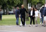 Amsterdam 23 augustus 2020
Humberto Tan met zijn vrouw Inekeen twee  van hun kinderen op het museumplein.