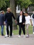 Amsterdam 23 augustus 2020
Humberto Tan met zijn vrouw Inekeen twee  van hun kinderen op het museumplein.