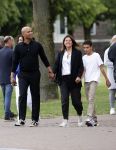Amsterdam 23 augustus 2020
Humberto Tan met zijn vrouw Inekeen twee  van hun kinderen op het museumplein.