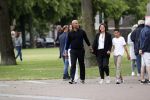 Amsterdam 23 augustus 2020
Humberto Tan met zijn vrouw Inekeen twee  van hun kinderen op het museumplein.
