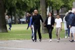 Amsterdam 23 augustus 2020
Humberto Tan met zijn vrouw Inekeen twee  van hun kinderen op het museumplein.