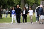 Amsterdam 23 augustus 2020
Humberto Tan met zijn vrouw Inekeen twee  van hun kinderen op het museumplein.