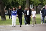 Amsterdam 23 augustus 2020
Humberto Tan met zijn vrouw Inekeen twee  van hun kinderen op het museumplein.