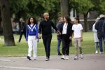 Amsterdam 23 augustus 2020
Humberto Tan met zijn vrouw Inekeen twee  van hun kinderen op het museumplein.