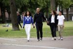 Amsterdam 23 augustus 2020
Humberto Tan met zijn vrouw Inekeen twee  van hun kinderen op het museumplein.
