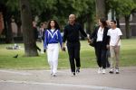 Amsterdam 23 augustus 2020
Humberto Tan met zijn vrouw Inekeen twee  van hun kinderen op het museumplein.