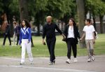 Amsterdam 23 augustus 2020
Humberto Tan met zijn vrouw Inekeen twee  van hun kinderen op het museumplein.