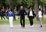 Amsterdam 23 augustus 2020
Humberto Tan met zijn vrouw Inekeen twee  van hun kinderen op het museumplein.