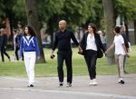 Amsterdam 23 augustus 2020
Humberto Tan met zijn vrouw Inekeen twee  van hun kinderen op het museumplein.