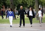 Amsterdam 23 augustus 2020
Humberto Tan met zijn vrouw Inekeen twee  van hun kinderen op het museumplein.