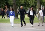 Amsterdam 23 augustus 2020
Humberto Tan met zijn vrouw Inekeen twee  van hun kinderen op het museumplein.