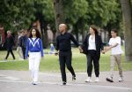Amsterdam 23 augustus 2020
Humberto Tan met zijn vrouw Inekeen twee  van hun kinderen op het museumplein.