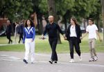Amsterdam 23 augustus 2020
Humberto Tan met zijn vrouw Inekeen twee  van hun kinderen op het museumplein.