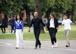 Amsterdam 23 augustus 2020
Humberto Tan met zijn vrouw Inekeen twee  van hun kinderen op het museumplein.