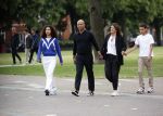 Amsterdam 23 augustus 2020
Humberto Tan met zijn vrouw Inekeen twee  van hun kinderen op het museumplein.