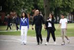 Amsterdam 23 augustus 2020
Humberto Tan met zijn vrouw Inekeen twee  van hun kinderen op het museumplein.