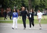 Amsterdam 23 augustus 2020
Humberto Tan met zijn vrouw Inekeen twee  van hun kinderen op het museumplein.
