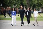 Amsterdam 23 augustus 2020
Humberto Tan met zijn vrouw Inekeen twee  van hun kinderen op het museumplein.