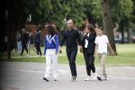 Amsterdam 23 augustus 2020
Humberto Tan met zijn vrouw Inekeen twee  van hun kinderen op het museumplein.