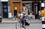 Amsterdam 19 augustus 2020
Ilse Warringa op de fiets in Amsterdam