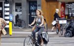 Amsterdam 19 augustus 2020
Ilse Warringa op de fiets in Amsterdam