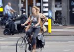 Amsterdam 19 augustus 2020
Ilse Warringa op de fiets in Amsterdam