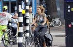 Amsterdam 19 augustus 2020
Ilse Warringa op de fiets in Amsterdam
