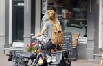 Amsterdam 19 augustus 2020
Ilse Warringa op de fiets in Amsterdam