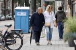 Amsterdam 22 augustus 2020
Jaap v Zweden met zijn vrouw Aaltje op straat in Amsterdam zuid