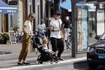 Amsterdam 19 augustus 2020
Jasper Krabbe met zijn  vriendin Annemarieke v Drimmelen en hun baby op straat in Amsterdam zuid