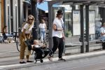 Amsterdam 19 augustus 2020
Jasper Krabbe met zijn  vriendin Annemarieke v Drimmelen en hun baby op straat in Amsterdam zuid