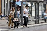 Amsterdam 19 augustus 2020
Jasper Krabbe met zijn  vriendin Annemarieke v Drimmelen en hun baby op straat in Amsterdam zuid