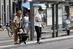 Amsterdam 19 augustus 2020
Jasper Krabbe met zijn  vriendin Annemarieke v Drimmelen en hun baby op straat in Amsterdam zuid