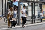 Amsterdam 19 augustus 2020
Jasper Krabbe met zijn  vriendin Annemarieke v Drimmelen en hun baby op straat in Amsterdam zuid