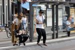 Amsterdam 19 augustus 2020
Jasper Krabbe met zijn  vriendin Annemarieke v Drimmelen en hun baby op straat in Amsterdam zuid