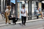 Amsterdam 19 augustus 2020
Jasper Krabbe met zijn  vriendin Annemarieke v Drimmelen en hun baby op straat in Amsterdam zuid