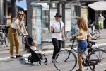 Amsterdam 19 augustus 2020
Jasper Krabbe met zijn  vriendin Annemarieke v Drimmelen en hun baby op straat in Amsterdam zuid