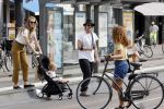 Amsterdam 19 augustus 2020
Jasper Krabbe met zijn  vriendin Annemarieke v Drimmelen en hun baby op straat in Amsterdam zuid