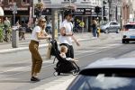 Amsterdam 19 augustus 2020
Jasper Krabbe met zijn  vriendin Annemarieke v Drimmelen en hun baby op straat in Amsterdam zuid