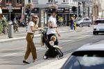 Amsterdam 19 augustus 2020
Jasper Krabbe met zijn  vriendin Annemarieke v Drimmelen en hun baby op straat in Amsterdam zuid