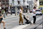 Amsterdam 19 augustus 2020
Jasper Krabbe met zijn  vriendin Annemarieke v Drimmelen en hun baby op straat in Amsterdam zuid